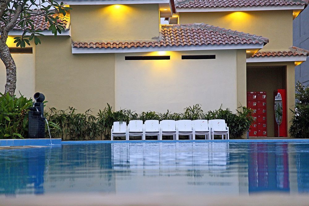 Ibis Budget Cikarang Festival Бекаси Экстерьер фото