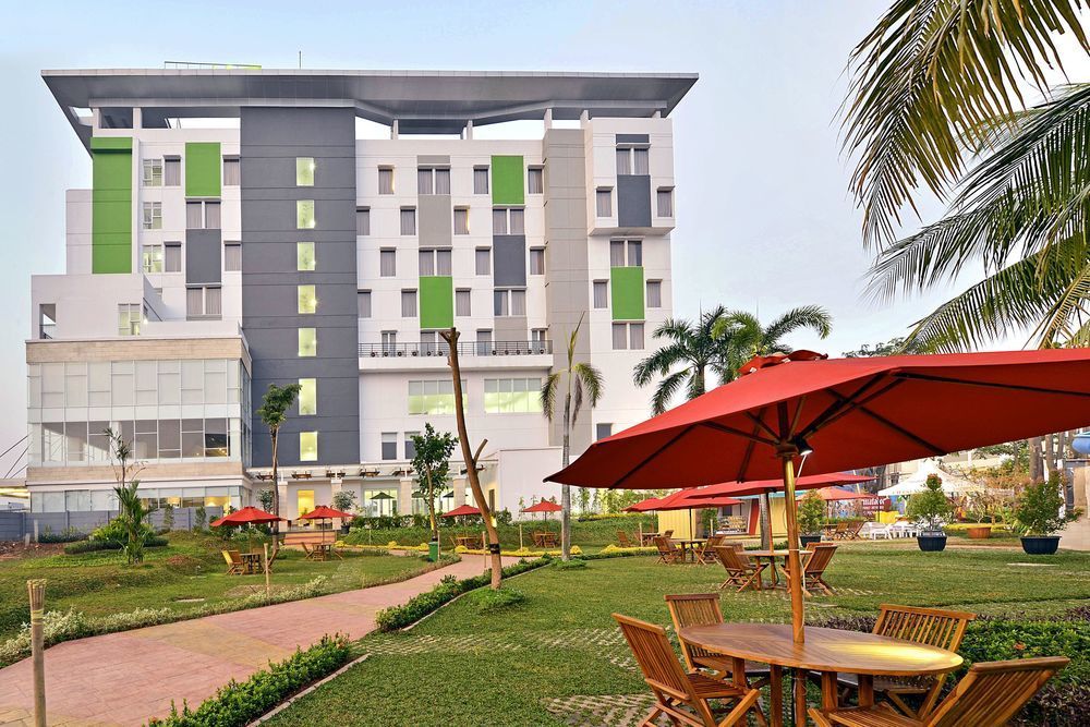 Ibis Budget Cikarang Festival Бекаси Экстерьер фото