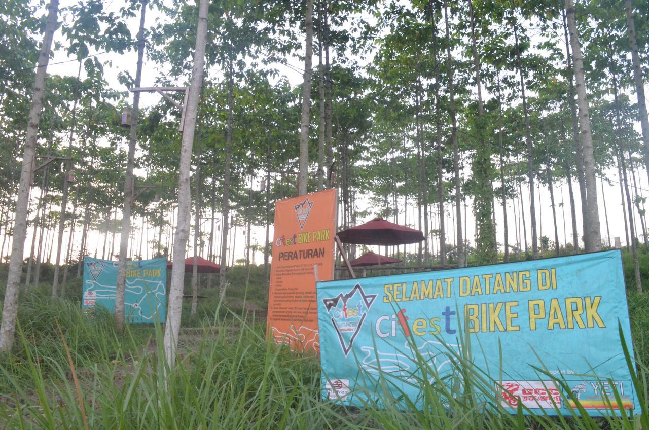 Ibis Budget Cikarang Festival Бекаси Экстерьер фото